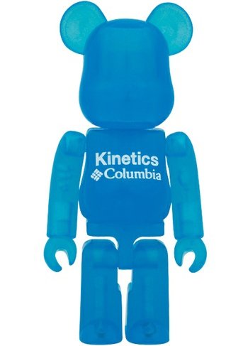 Kinetics x Columbia 7th Anniversary Be@rbrick 100% figure by Kinetics & Columbia, produced by Medicom Toy. Front view.