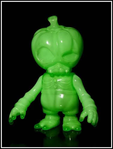 Pumpkin Brain - GID figure, produced by Secret Base. Front view.