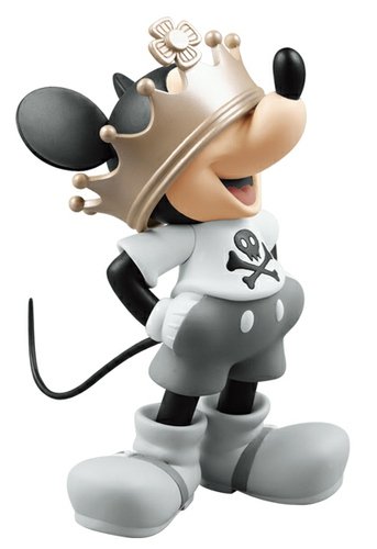 Crown Mickey - VCD No.112 figure by Disney, produced by Medicom Toy. Front view.
