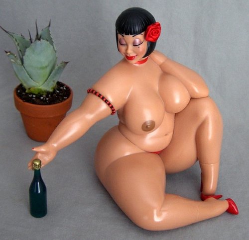 Santa Fe Señorita figure by Spencer Davis. Front view.