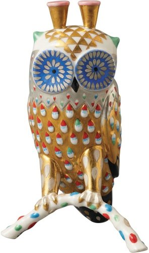 Owl Objet - Gold figure by Klaus Haapaniemi, produced by Medicom Toy. Front view.