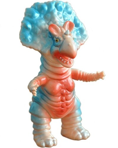Monoclon – American Cherry figure by Hiramoto Kaiju, produced by Cojica Toys. Front view.