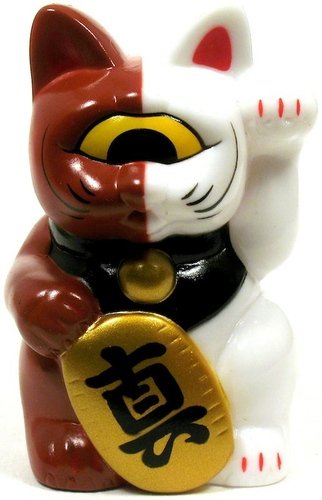 Mini Fortune Cat - Brown/White Split figure by Mori Katsura, produced by Realxhead. Front view.