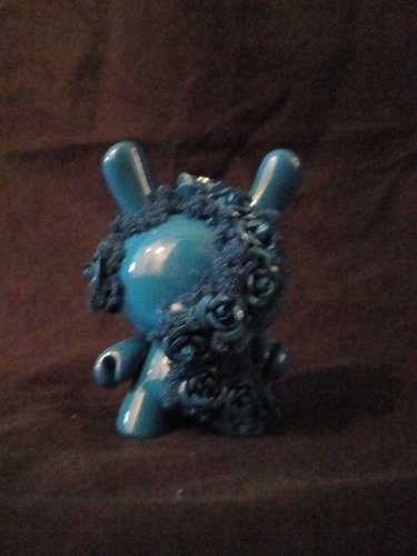 Rose Dunny figure by Eechone. Front view.