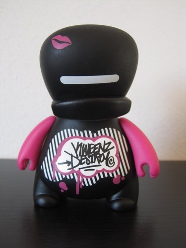 Kweenz Destroy  figure by Indie84, produced by Bic Plastics. Front view.