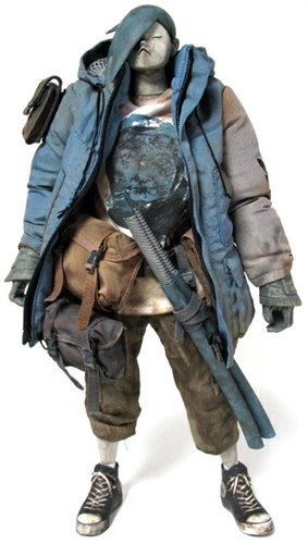 Tomorrow King Classics Seven Bone Kyoku figure by Ashley Wood, produced by Threea. Front view.