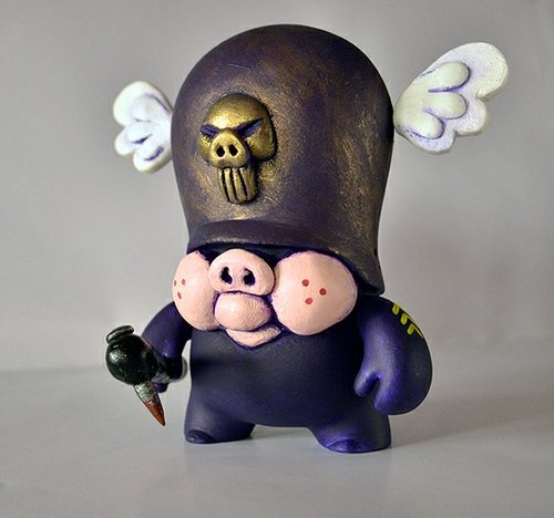 Sergeant Swine figure by Macomix. Front view.