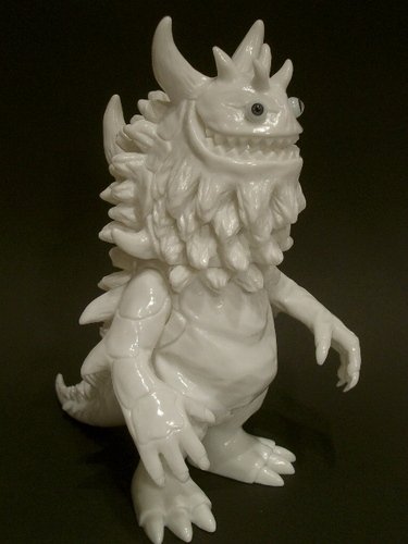 Rangeas - Unpainted White figure by T9G, produced by Intheyellow. Front view.
