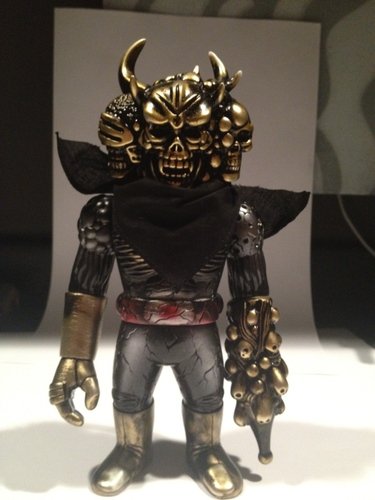 Dokurocks Man - Golden Idol figure by Realxhead X Skull Toys, produced by Realxhead. Front view.