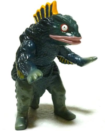 Gesura figure, produced by Bandai. Front view.
