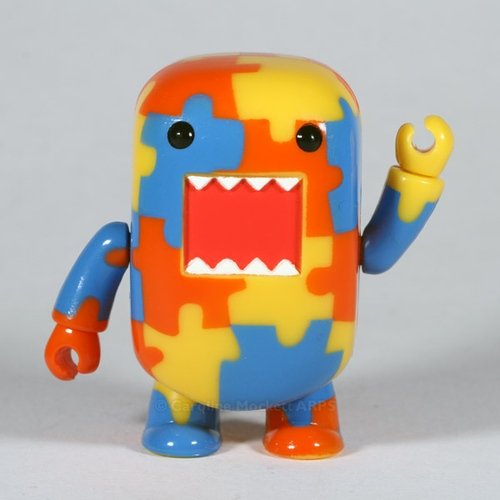 Jigsaw Domo Qee figure by Dark Horse Comics, produced by Toy2R. Front view.
