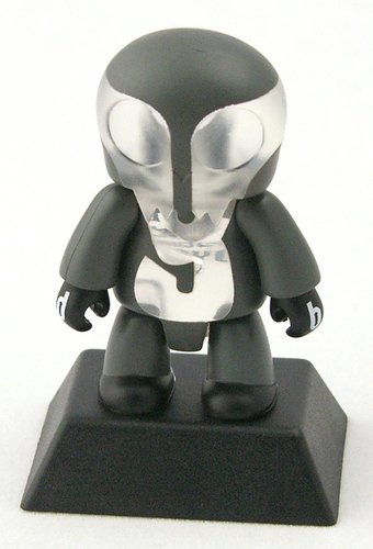 Y figure by Semper Fi, produced by Toy2R. Front view.