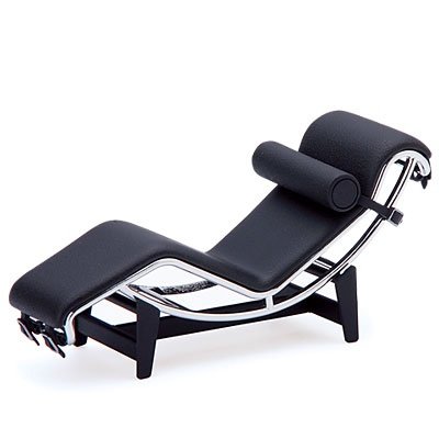 LC4 Lounge Chair figure by Le Corbusier, produced by Reac Japan. Front view.