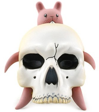 Bunnyskull figure by Jeremy Fish, produced by Ningyoushi. Front view.