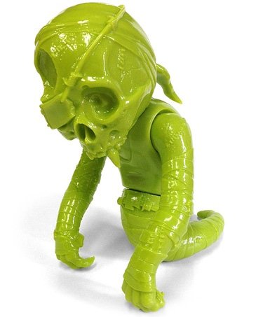 Oh ryse frahm de blaastbeet trahjedee aht seeeeea ze ghreyt skullORM (the SkullPirateSerpent) figure by Pushead, produced by Secret Base. Front view.