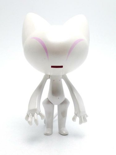 Mekaneko White Pearl figure by Matteo De Longis, produced by Venus Dea. Front view.