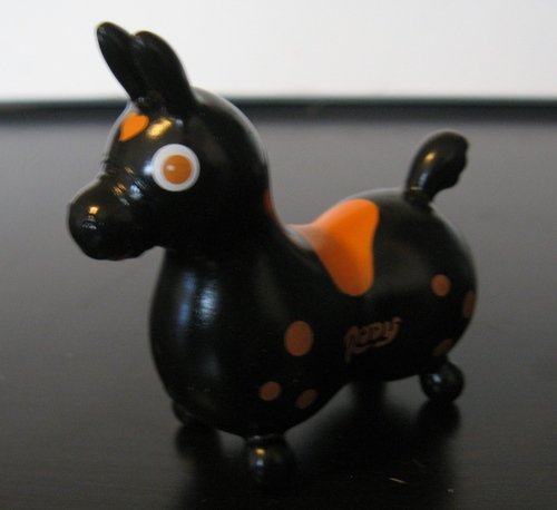 Rody Black figure, produced by Intheyellow. Front view.