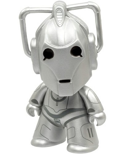 Cyberman figure by Matt Jones (Lunartik), produced by Titan Merchandise. Front view.