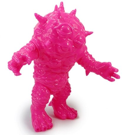 Neon pink Kaiju Eyezon, HandsomeTaroM sculpt figure by Mark Nagata, produced by Max Toy Co.. Front view.