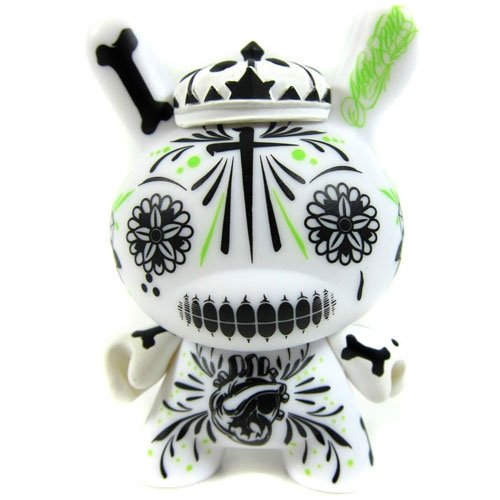 Max242 White variant figure by Maxx242, produced by Kidrobot. Front view.