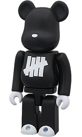 Undefeated Be@rbrick 100% figure by Undefeated, produced by Medicom Toy. Front view.
