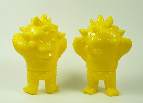 Micro Eyezon - Unpainted Yellow figure by Mark Nagata, produced by Max Toy Co.. Front view.