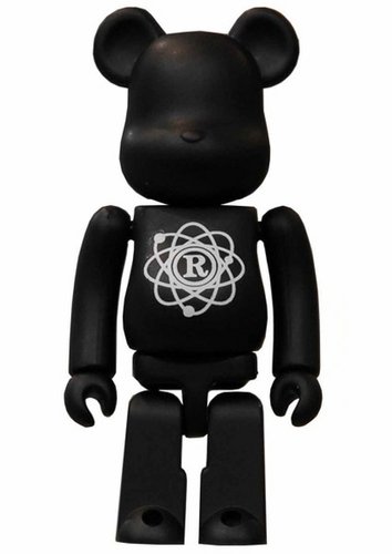 Futura Laboratories Be@rbrick - Black 100% figure by Futura, produced by Medicom Toy. Front view.