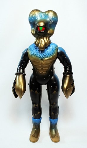 Alien Xam - Gold/ Blue figure by Mark Nagata, produced by Max Toy Co.. Front view.