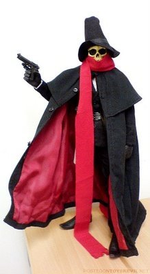 Les Mort 13 figure by Ashley Wood, produced by How2Work. Front view.