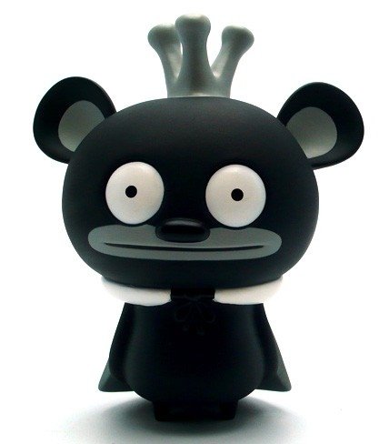 Bossy Bear Black figure by David Horvath, produced by Toy2R. Front view.