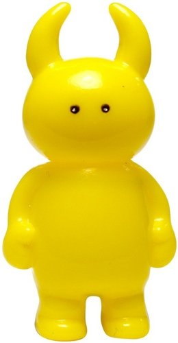 Micro Uamou - Yellow figure by Ayako Takagi, produced by Uamou. Front view.
