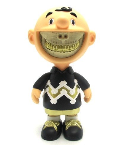 Grin - Highsnobiety Gold Edition figure by Ron English, produced by Made By Monsters. Front view.