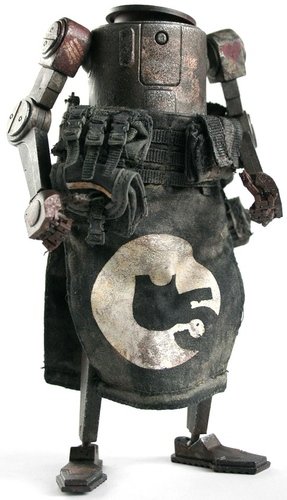 Uncle5 figure by Ashley Wood, produced by Threea. Front view.