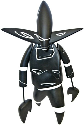 Nosferatu figure by Futura, produced by 360 Toy Group . Front view.
