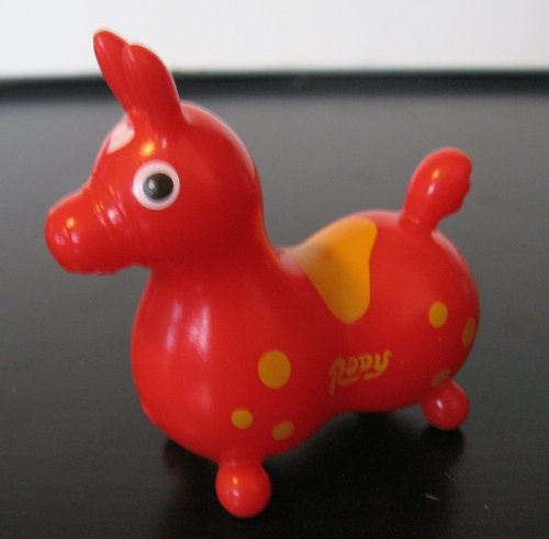 Rody Red figure, produced by Intheyellow. Front view.