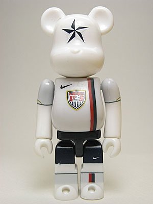 Joga Bonito Be@rbrick - USA figure by Nike, produced by Medicom Toy. Front view.