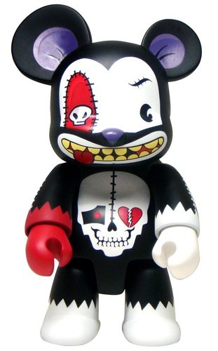 Adventure Quest Deady Qee Bear figure by Voltaire, produced by Toy2R. Front view.