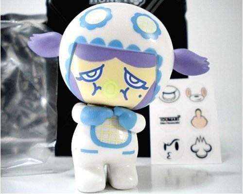 White Secret Version - Zmy figure by Gary Thinking, produced by Toumart. Front view.