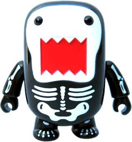 Skeleton Domo Qee figure by Dark Horse Comics, produced by Toy2R. Front view.