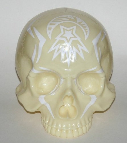 1/1 Skull Head - GID figure, produced by Secret Base. Front view.