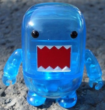  Crystal Blue Domo Qee figure by Dark Horse Comics, produced by Toy2R. Front view.