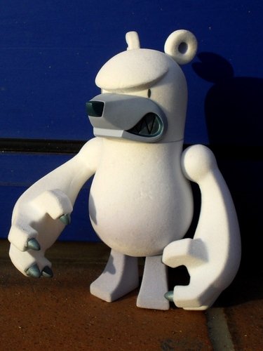 Knuckle Bear  White Flocky - Stitch Edition figure by Touma, produced by Wonderwall. Front view.