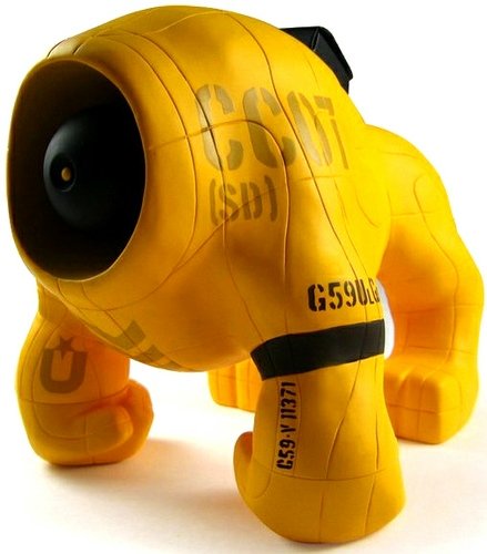 Ulligus Yellow figure by Unklbrand, produced by Unklbrand. Front view.