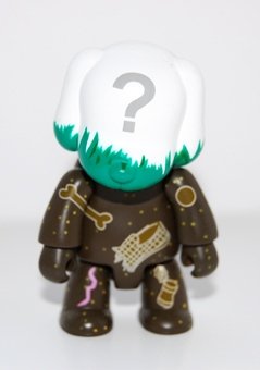 Missing Something Mutt figure by Anthony James Shields, produced by Toy2R. Front view.