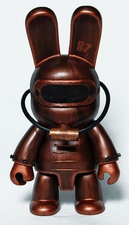 Bunnee B7 figure by Dli$H, produced by Toy2R. Front view.