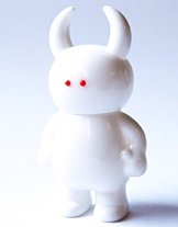 Uamou White Rabbit figure by Ayako Takagi, produced by Uamou. Front view.