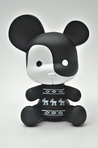 Baby Qee Toy2R x A/T figure by Atsuro Tayama, produced by Toy2R. Front view.