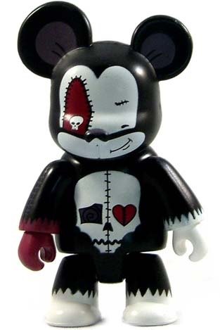 Deady Smirk figure by Voltaire, produced by Toy2R. Front view.
