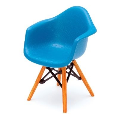 Shell Armchair DAW figure by Charles And Ray Eames, produced by Reac Japan. Front view.