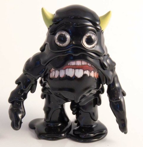 MonsterArm - Akuma figure by Honkeylips. Front view.